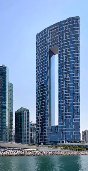 JBR Address – самый узнаваемый небоскрёб около Блувотерс